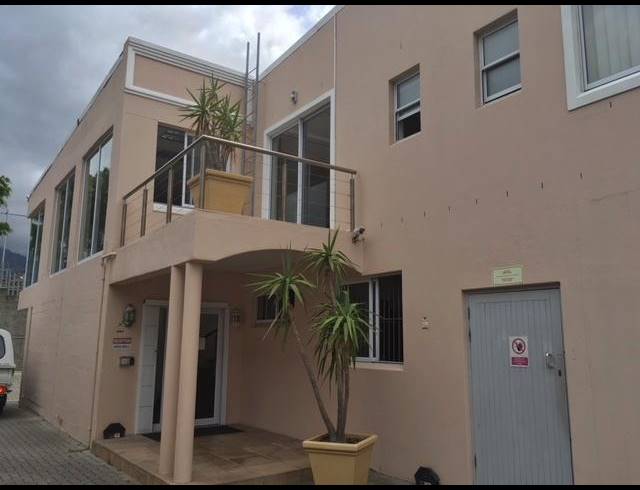 1,884M² FACTORY RENTED IN WESTLAKE